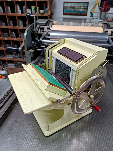 Presse jouet en tôle emboutie. Manutex01jpg