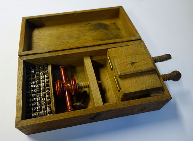 Presse jouet en bois. PresseJouetPlianteBois2.jpg