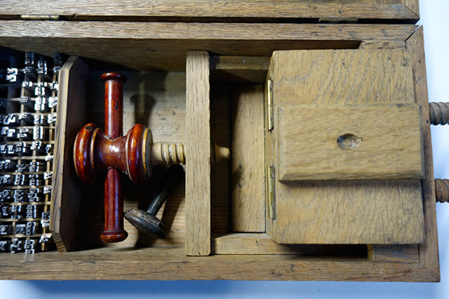 Presse jouet en bois. PresseJouetPlianteBois4.jpg