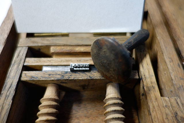 Presse jouet en bois. PresseJouetPlianteBois6.jpg