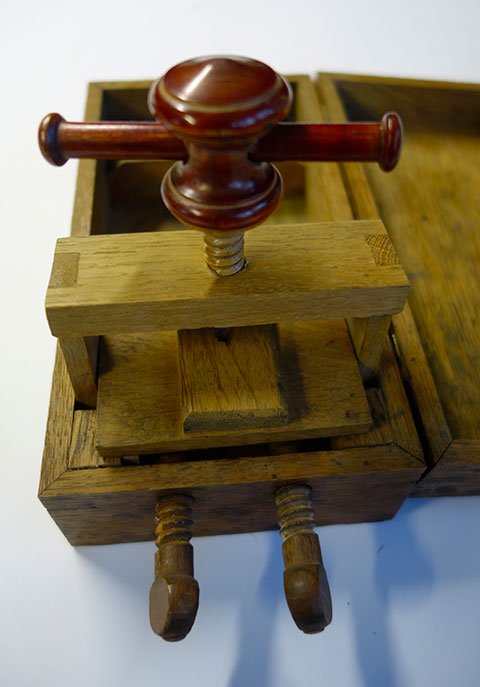 Presse jouet en bois. PresseJouetPlianteBois7.jpg