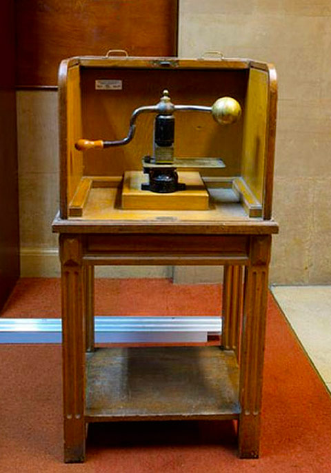 E-Ravasse-MachineAEstamperTimbreSec.jpg